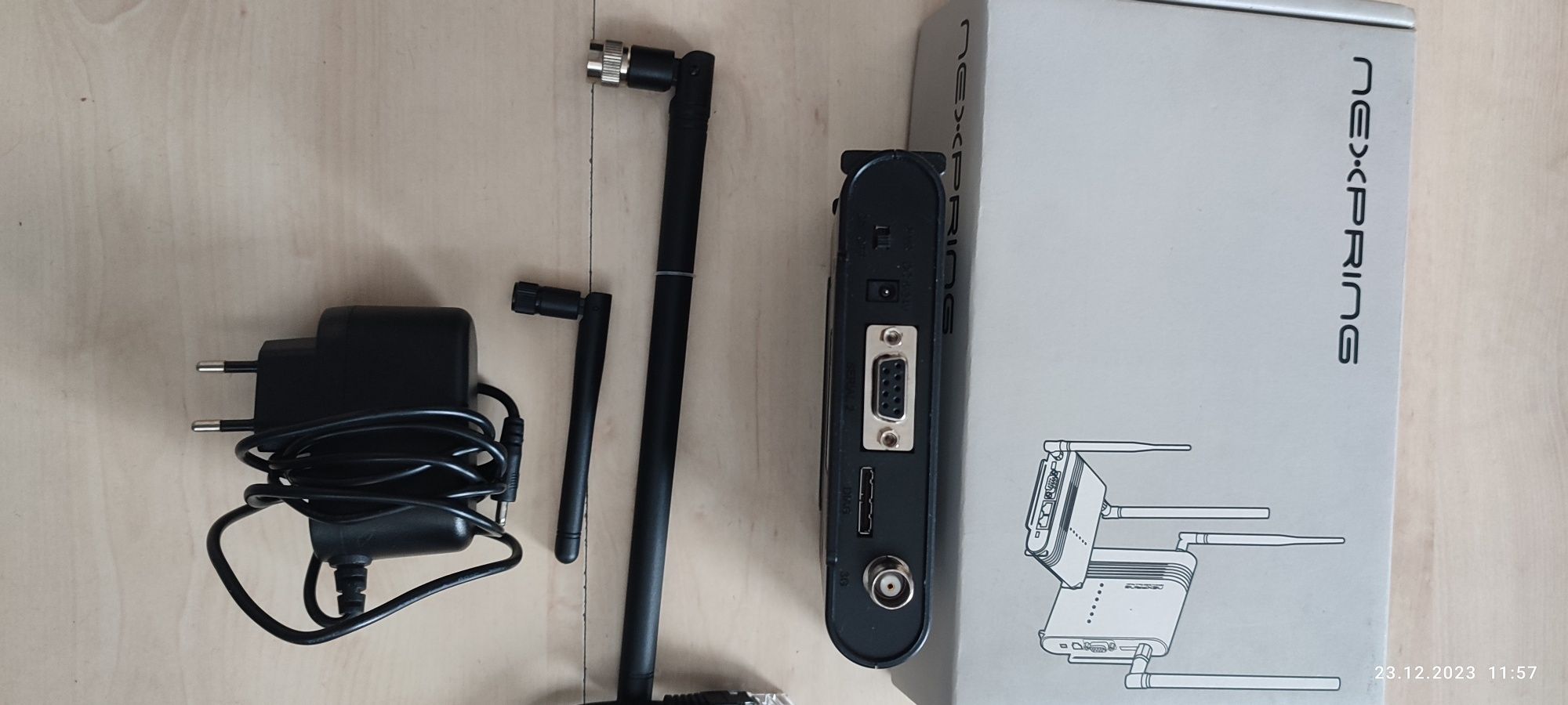 Router Nexpring NP10Mz akumulatorem i slotem karty SIM.