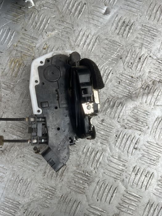 Замок задней двери лев прав Ниссан рог nissan rogue xtrail t32 год 15