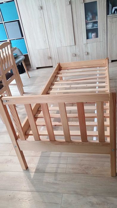 Łóżko drewniane jednoosobowe