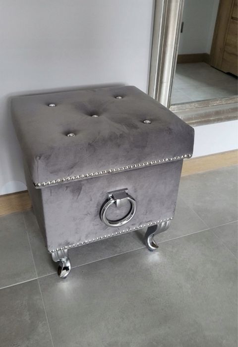 Pufa Tapicerowana z Kołatką 40cm