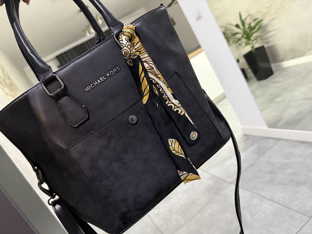 Torebka czarna z paskiem w stylu Michael Kors MK