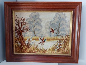 Obraz w solidnej, drewnianej ramie, gobelin kaczki w locie, prezentuje