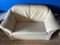 Biała skórzana sofa