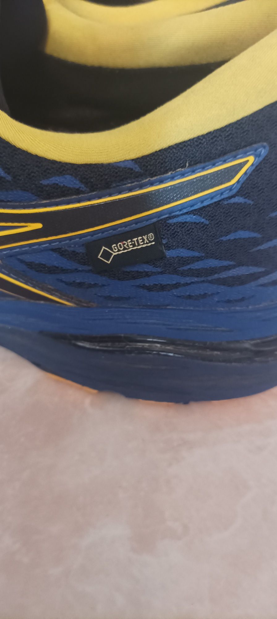Продам кроссовки ASICS б/у в отличном состоянии.