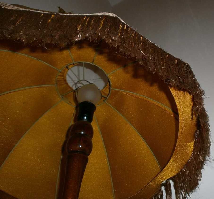 Lampa Stojąca ze Stolikiem-Gazetnikiem PRL dość stara.