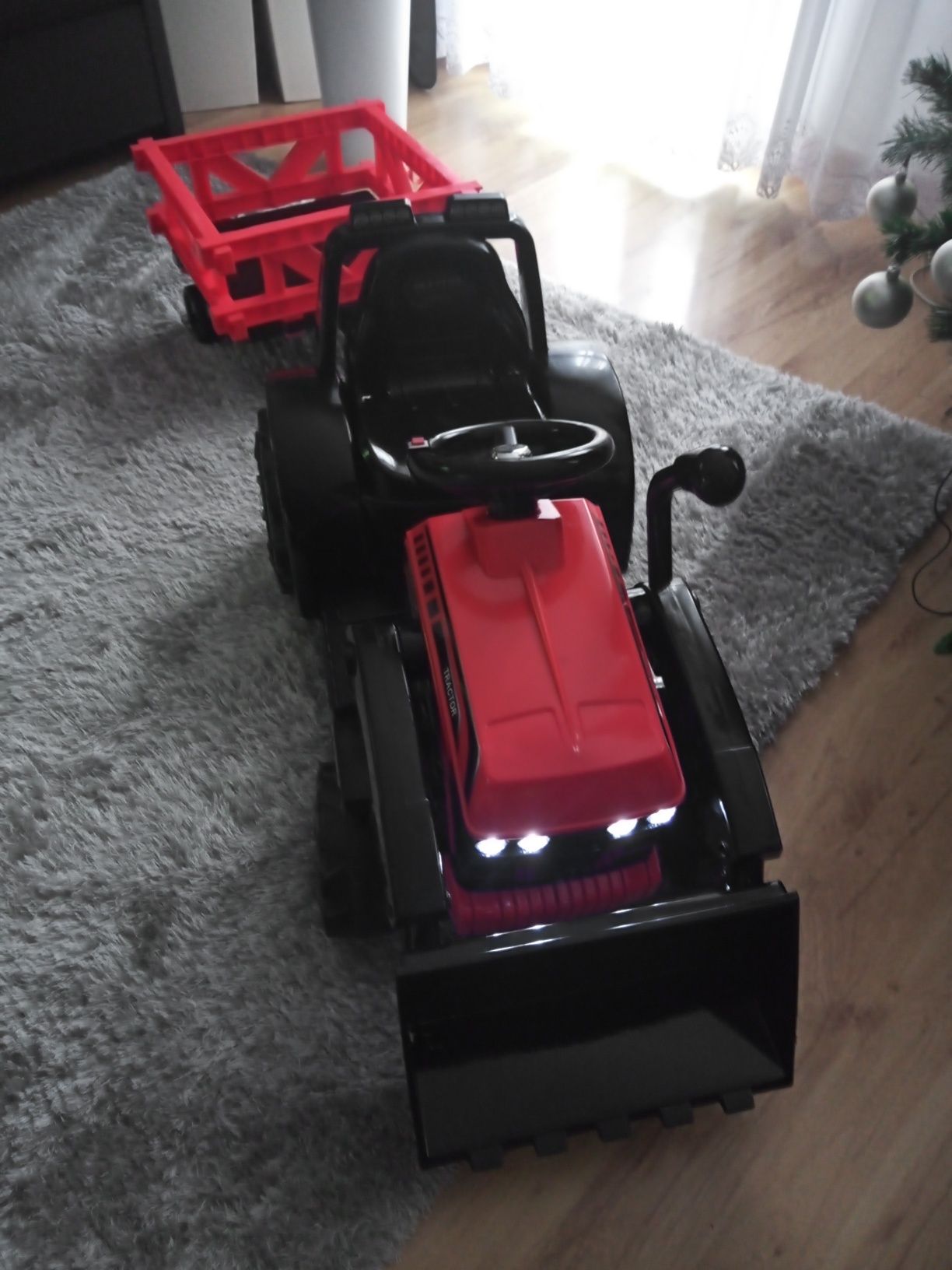 traktorek dla dziecka z przyczepka i z lyzka z przodu- na akumulator