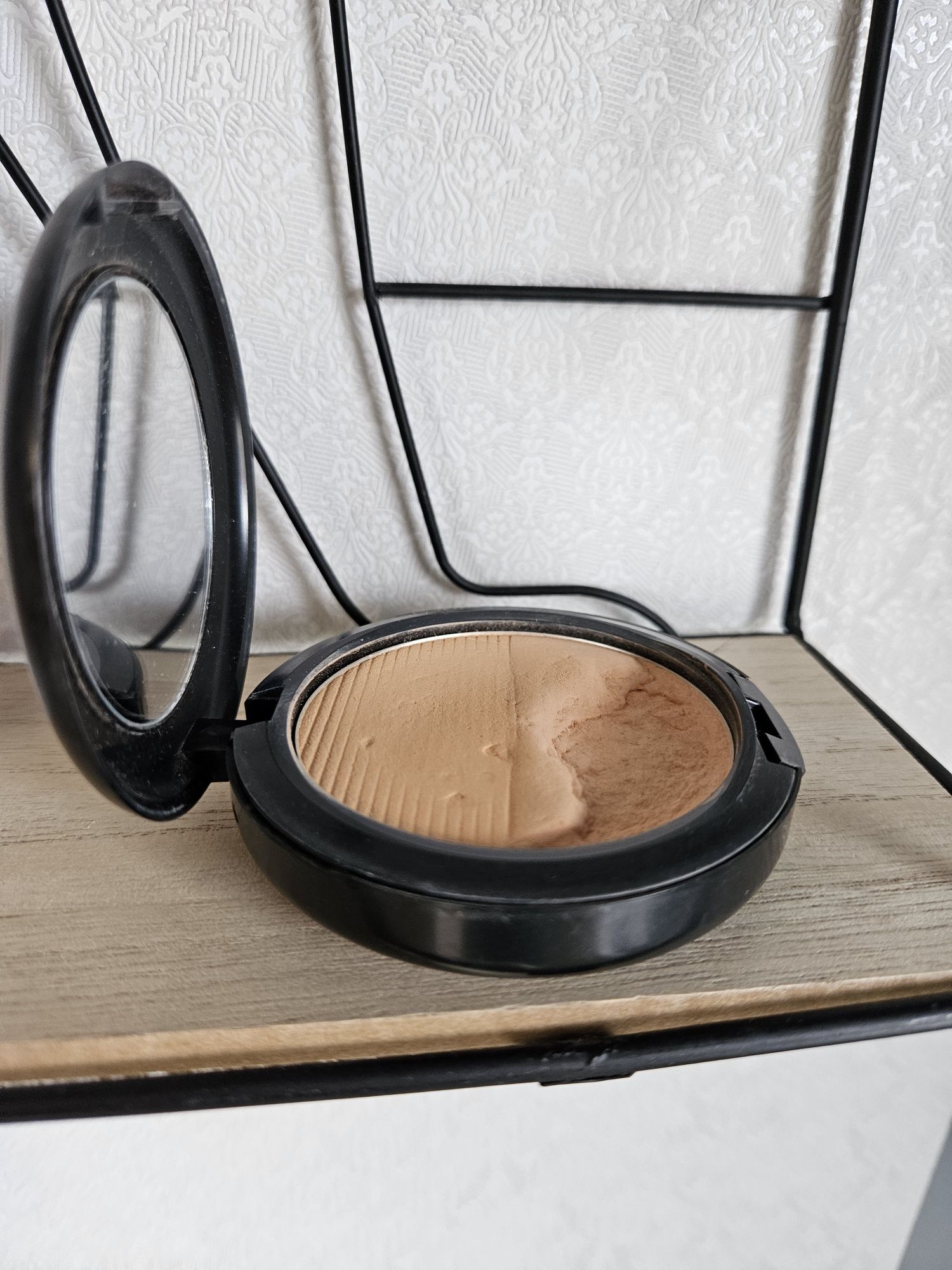 Puder prasowany MAC Medium Dark studio Waterweight