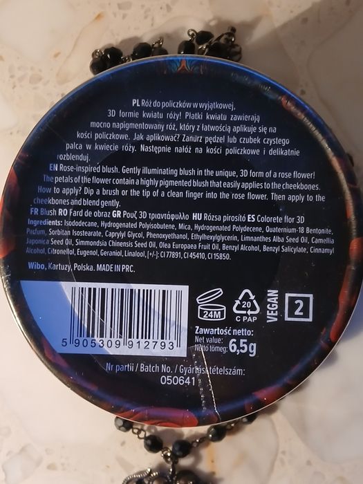 Wibo róż do policzków i naszyjnik
Róż do policzków w wyjątkowej, 3D fo