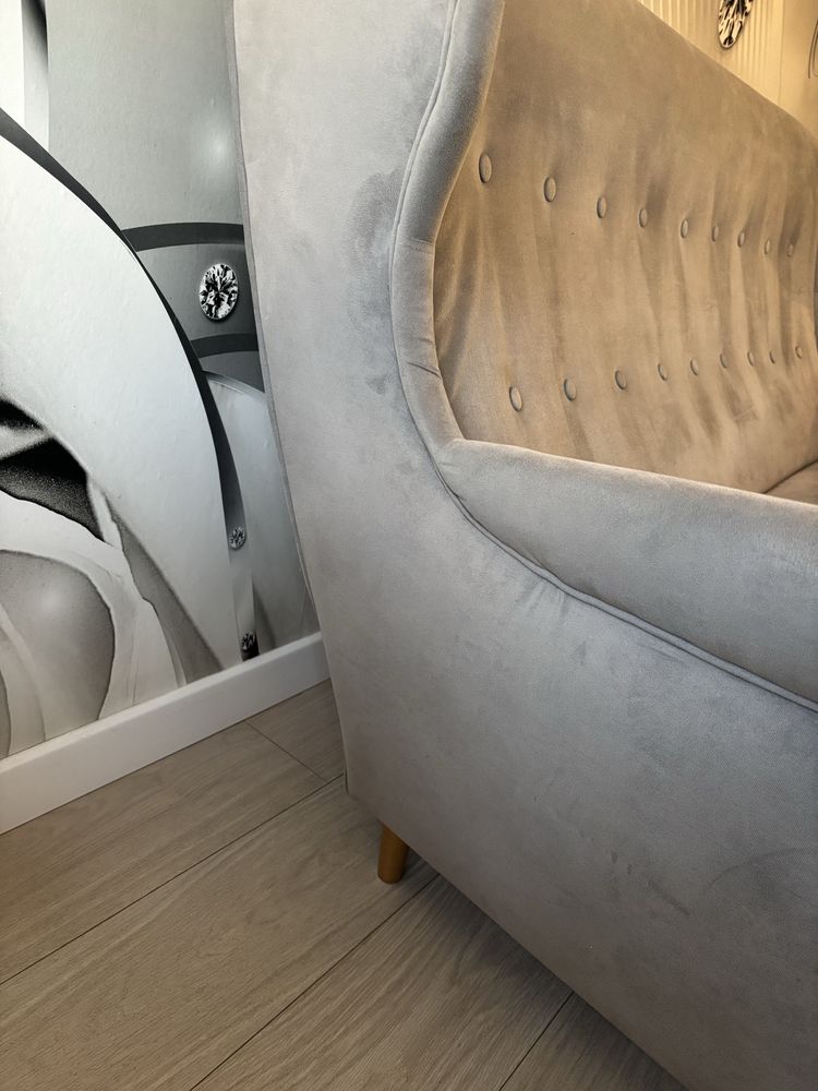 Sofa na nozkach nierozkladana