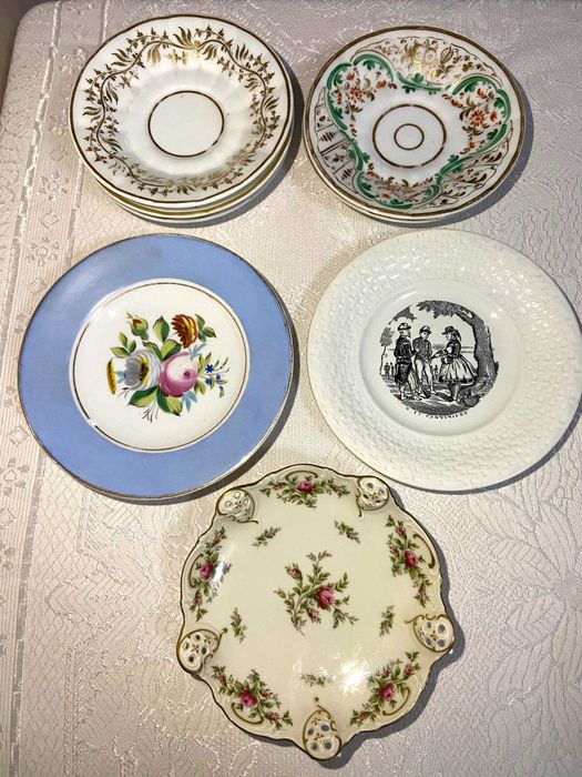 Porcelanas antigas, pratos e taças de sobremesa