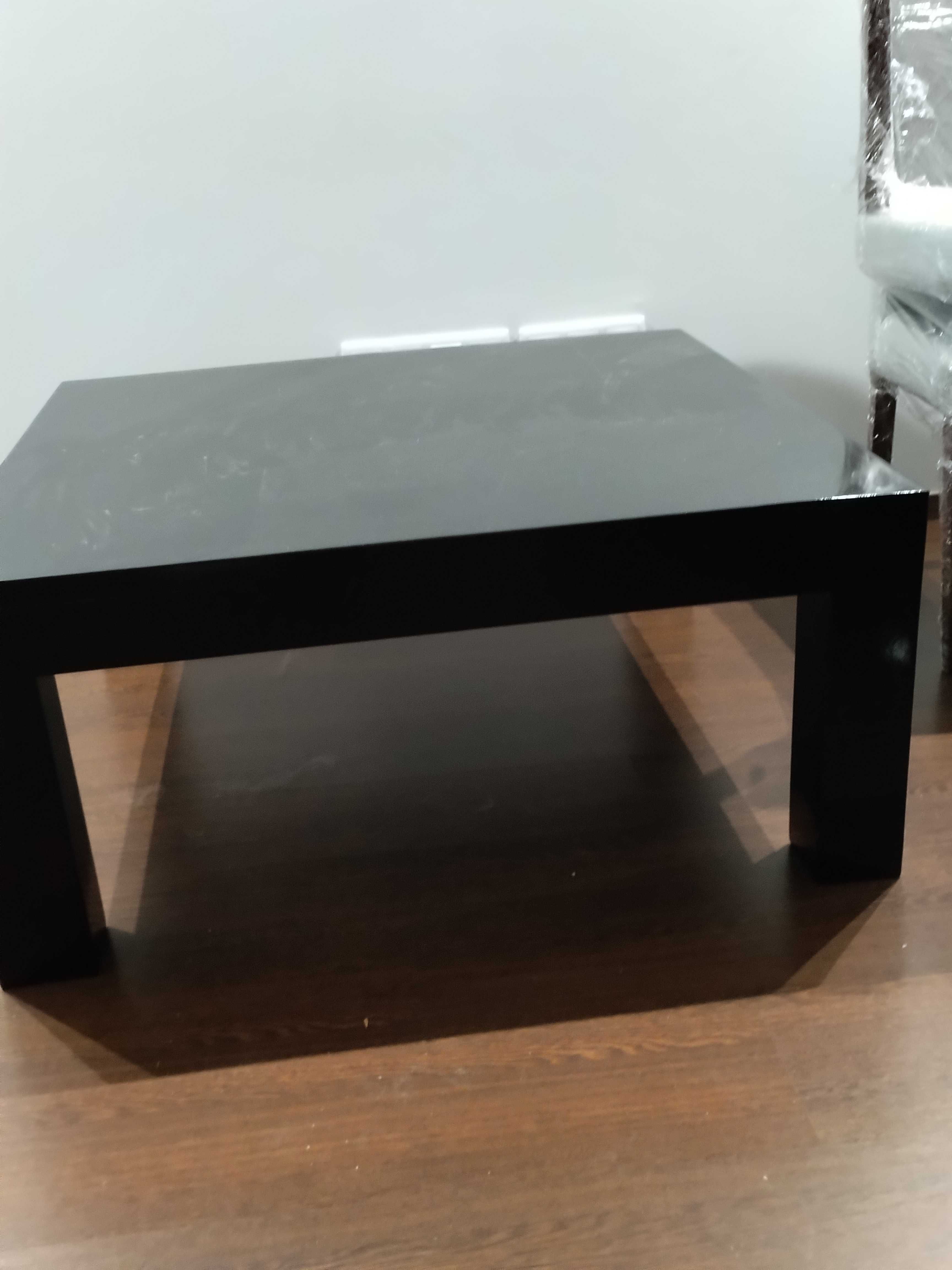 Mesa de centro em madeira maciça, lacada em preto