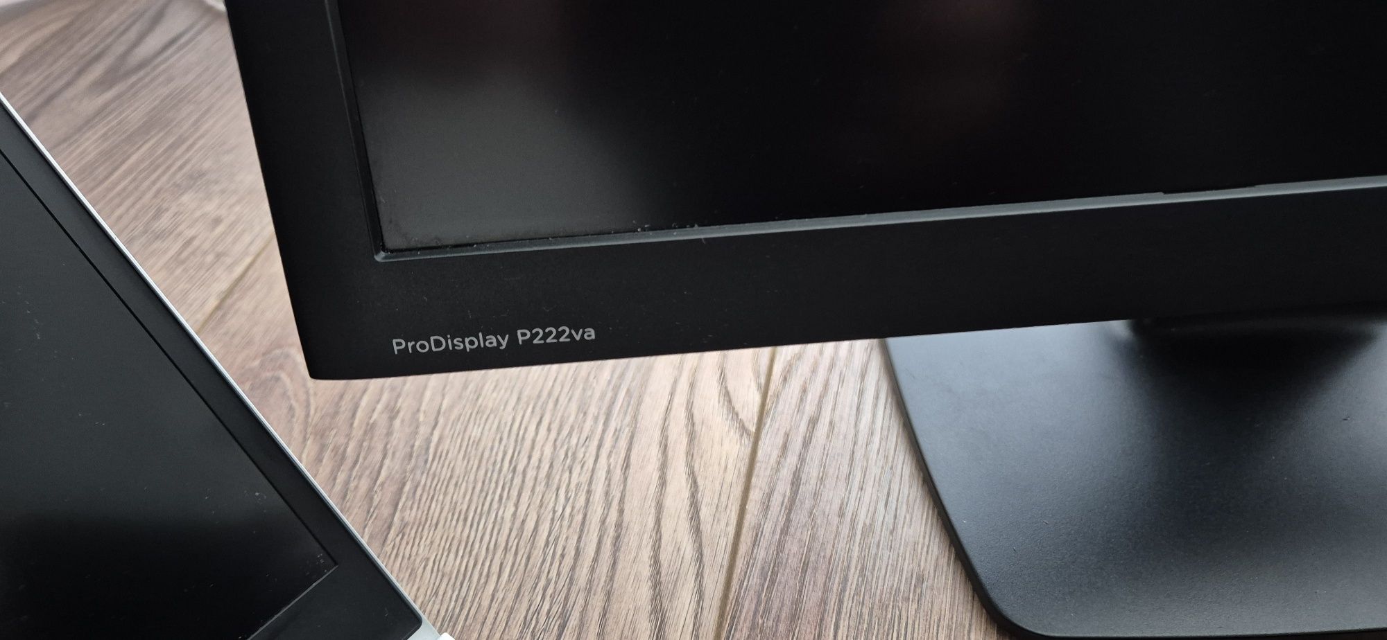 Portatil e monitor HP, com oferta de rato e teclado com fios.