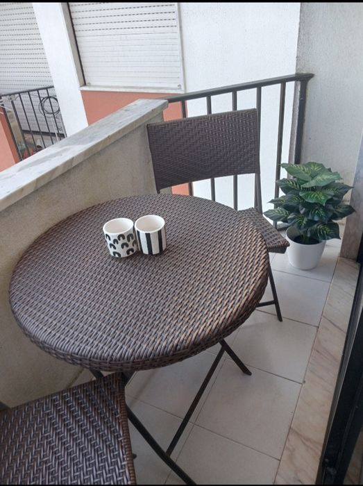 Mesa de jardim e cadeiras