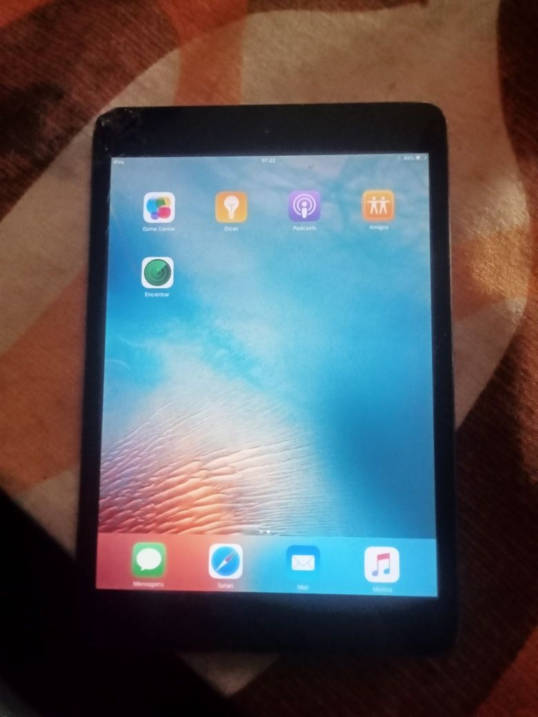 Estou a vender um iPad com um pouco do vidro partido