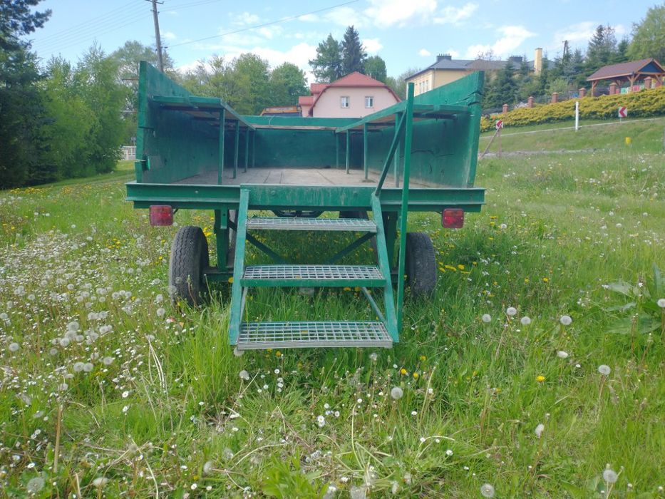 Przyczepa ze schodkami i siedziskami