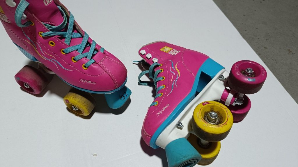 Patins num. 32. Bom estado.