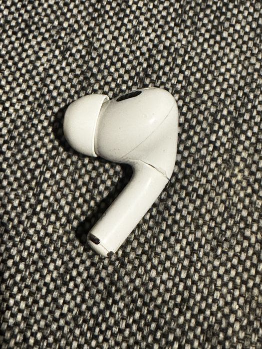 AirPods Pro 2 lightning - uszkodzona prawa sluchawka