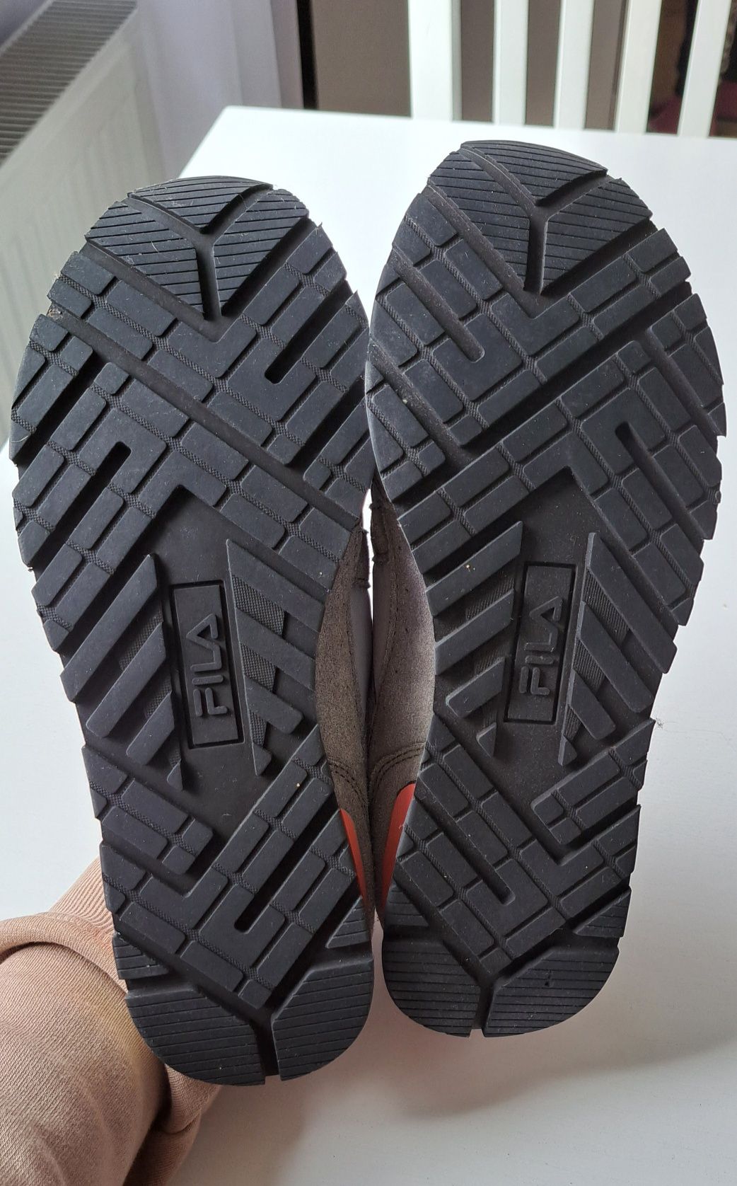Damskie sneakersy z zamszowymi wstawkami Fila r. 39 (dł. wkładki 25cm)