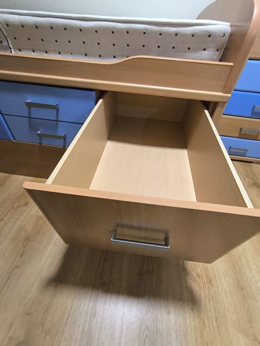 Quarto para jovens com 2 camas e camiseiro