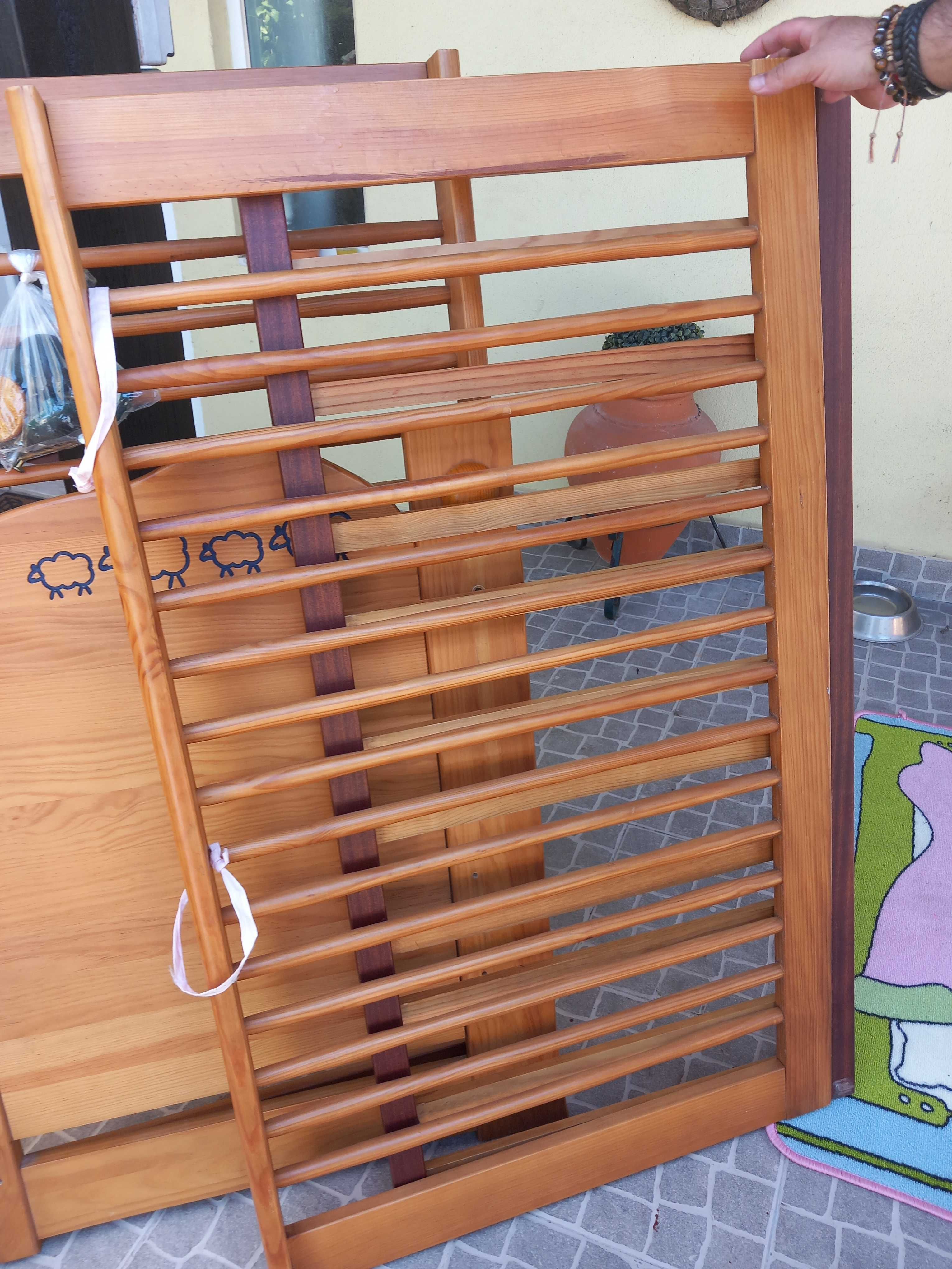 Cama de grades em madeira sem colchão