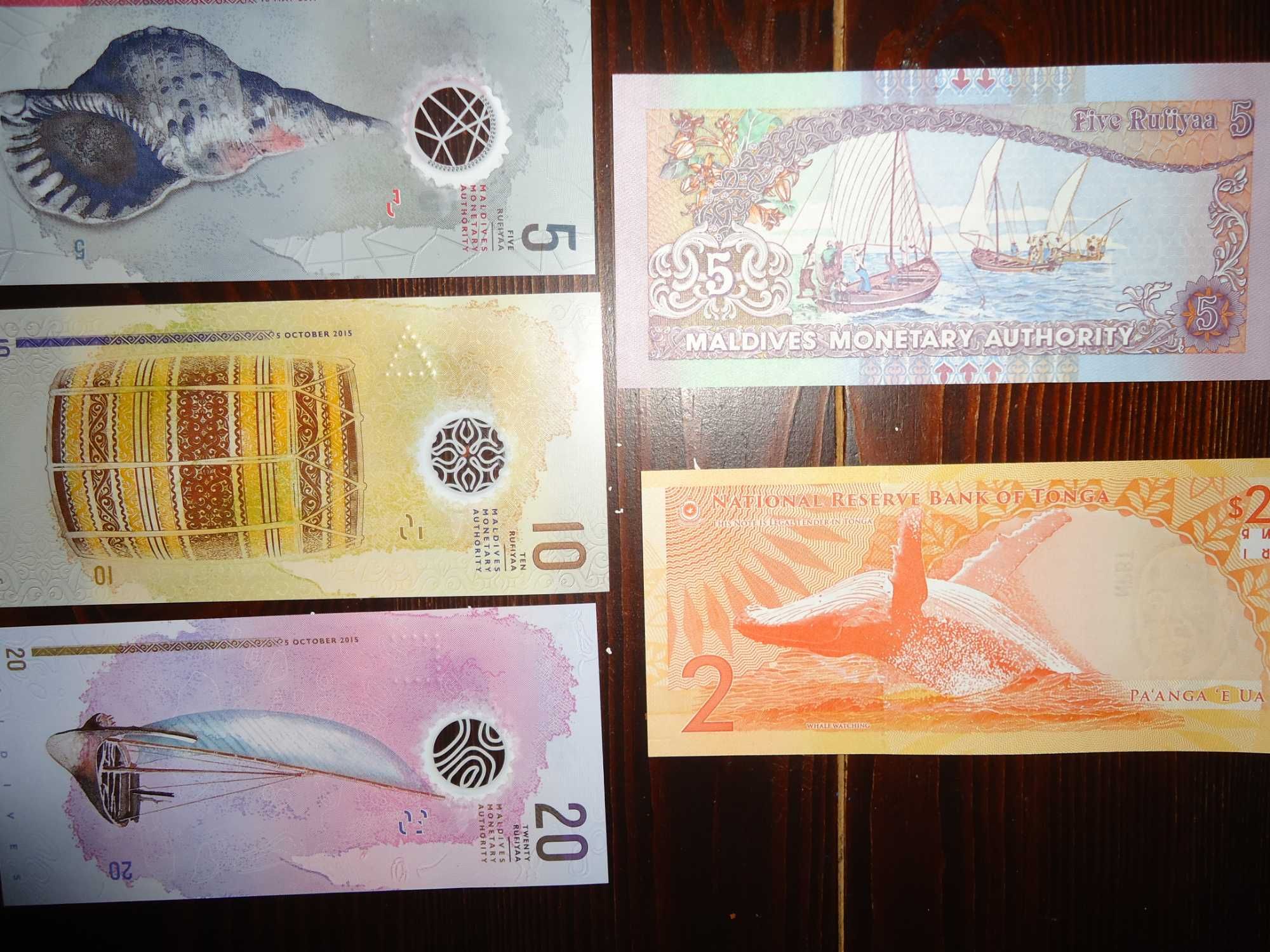 Лот банкнот: острови Тонга і Мальдіви