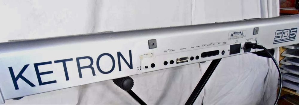 Teclado Ketron SD5