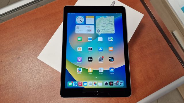 Tablet Apple iPad 6 gen. 2018 32GB 9.7" szary, stan bdb