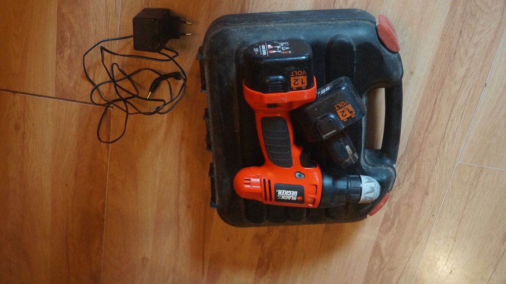 Wkrętarka Black & Decker 12V CD12C 2 akumulatory i zasilacz walizka