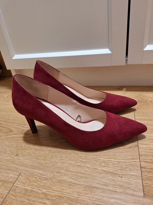 Vende-se sapato de tacão Zara, 38, em excelente estado.