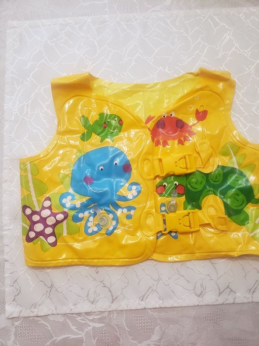 Надувной жилет, фирмы intex, возраст 3-5 лет, 18-23 кг.