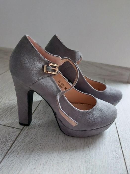 Szare buty na wysokim obcasie