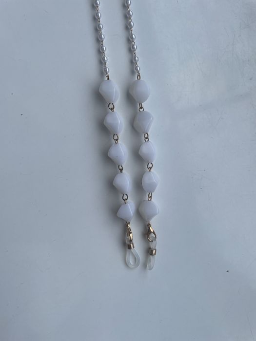 Łańcuszek do okulaów białe kamyczki