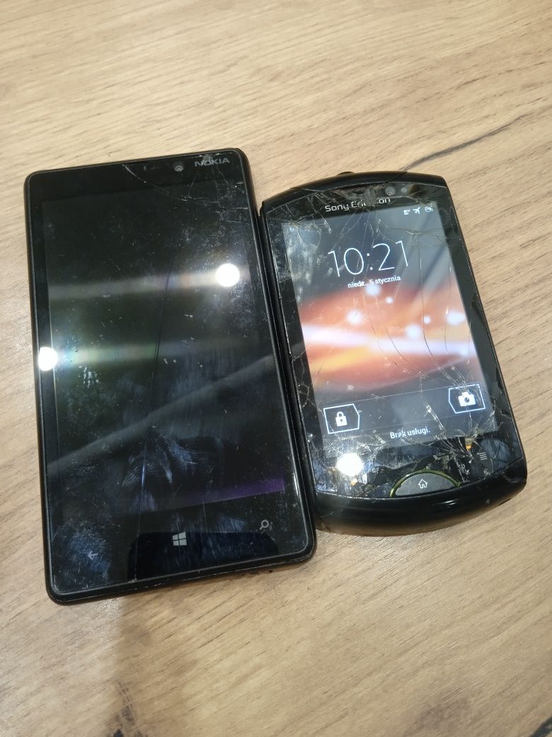 Dwa smartfony Sony Ericsson WT19i Walkman oraz Nokia Lumia 820.1