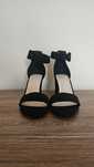 Nowe czarne buty na slupku