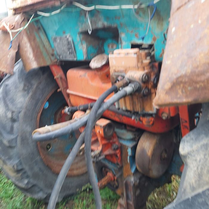 Трактор ЮМЗ 6 в робочему стані