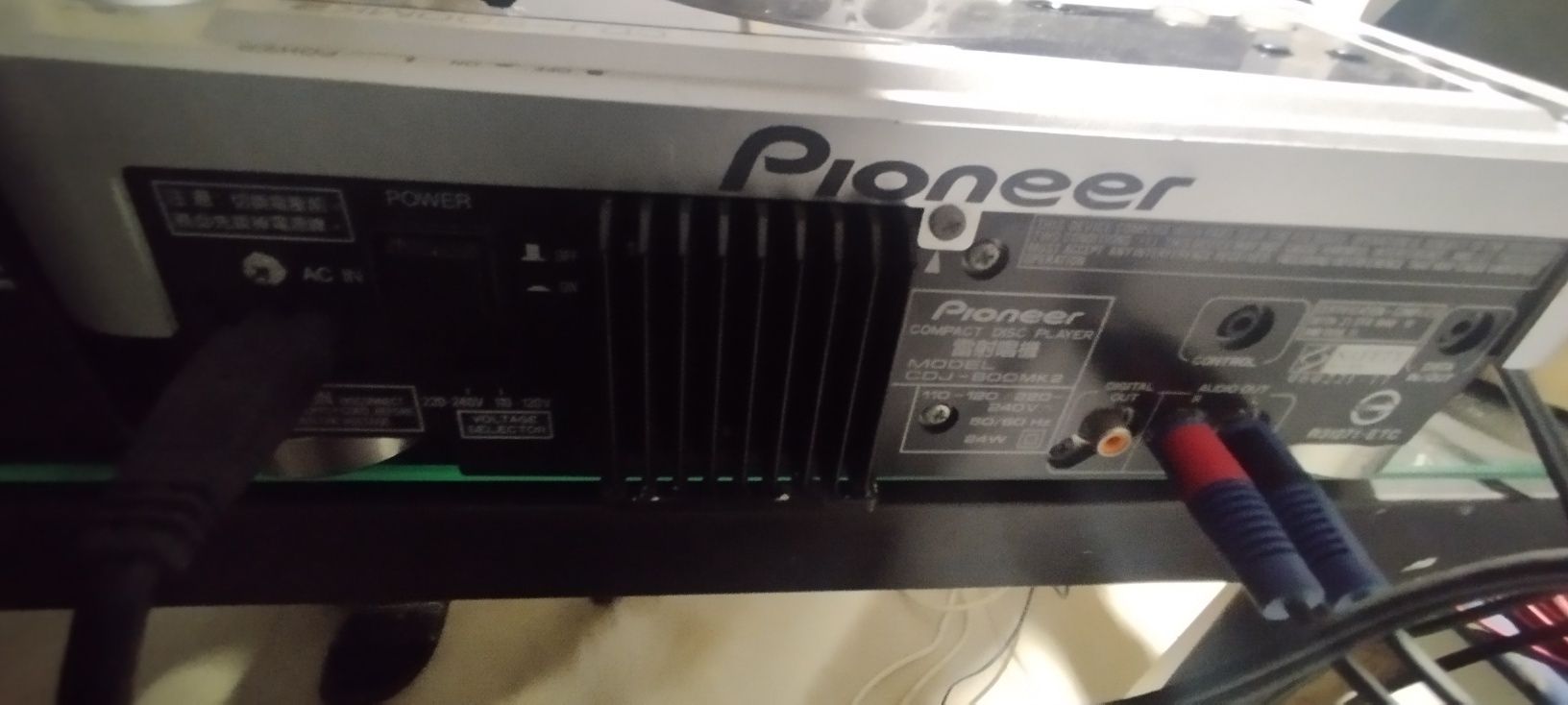 DJ  Pioneer 2 CDJ e mesa de mistura