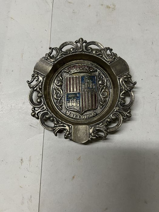 Stara metalowa popielniczka z herbem Majorki