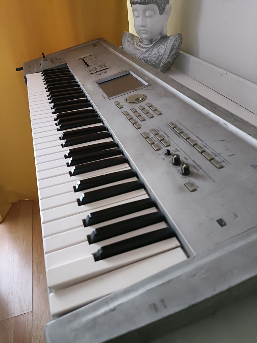 Teclado Korg triton