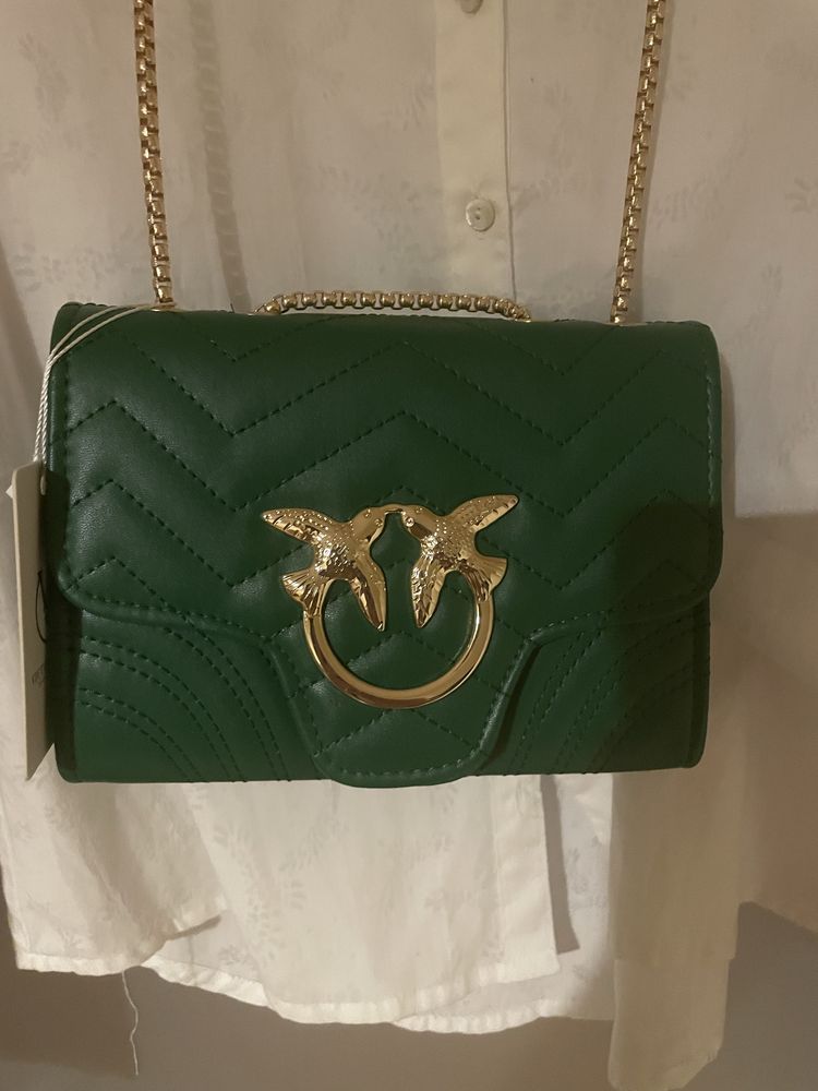 Carteira verde com corrente dourada