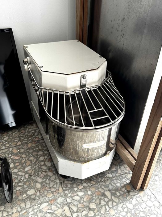 Amassadeira/Misturador Espiral  pequeno de 8L