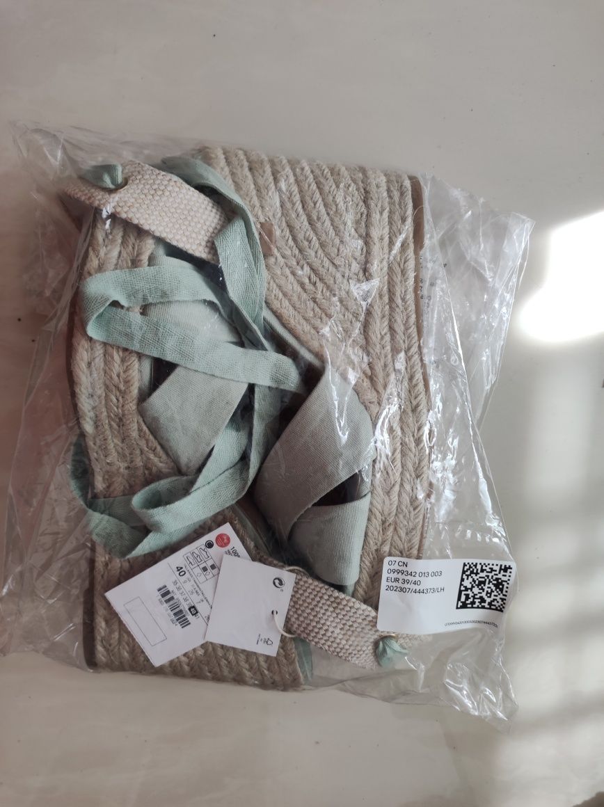 Новые босоножки на танкетке Stradivarius, размер 40-41