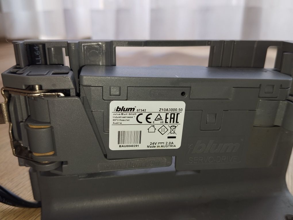 Otwieracz elektryczny BLUM napęd do szuflad UTRUSTA