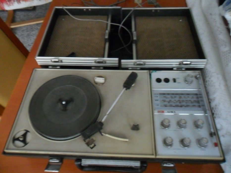 Gira Discos de mala portátil da marca Japonesa AIWA