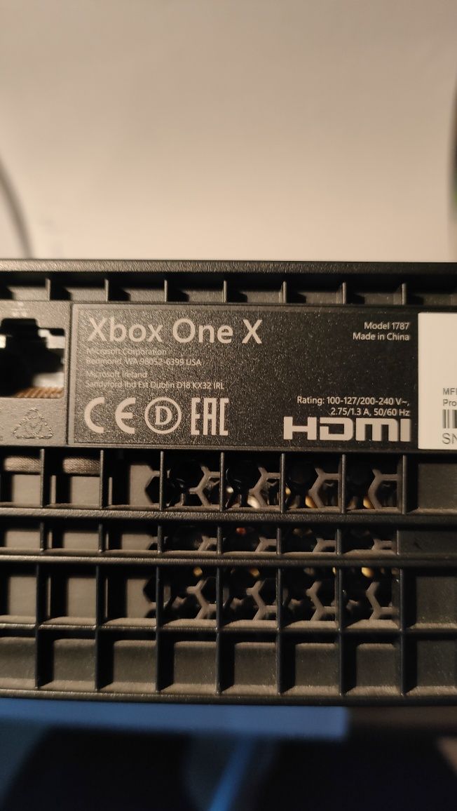 Xbox one X, Kinect, 2 pady, gra gratis