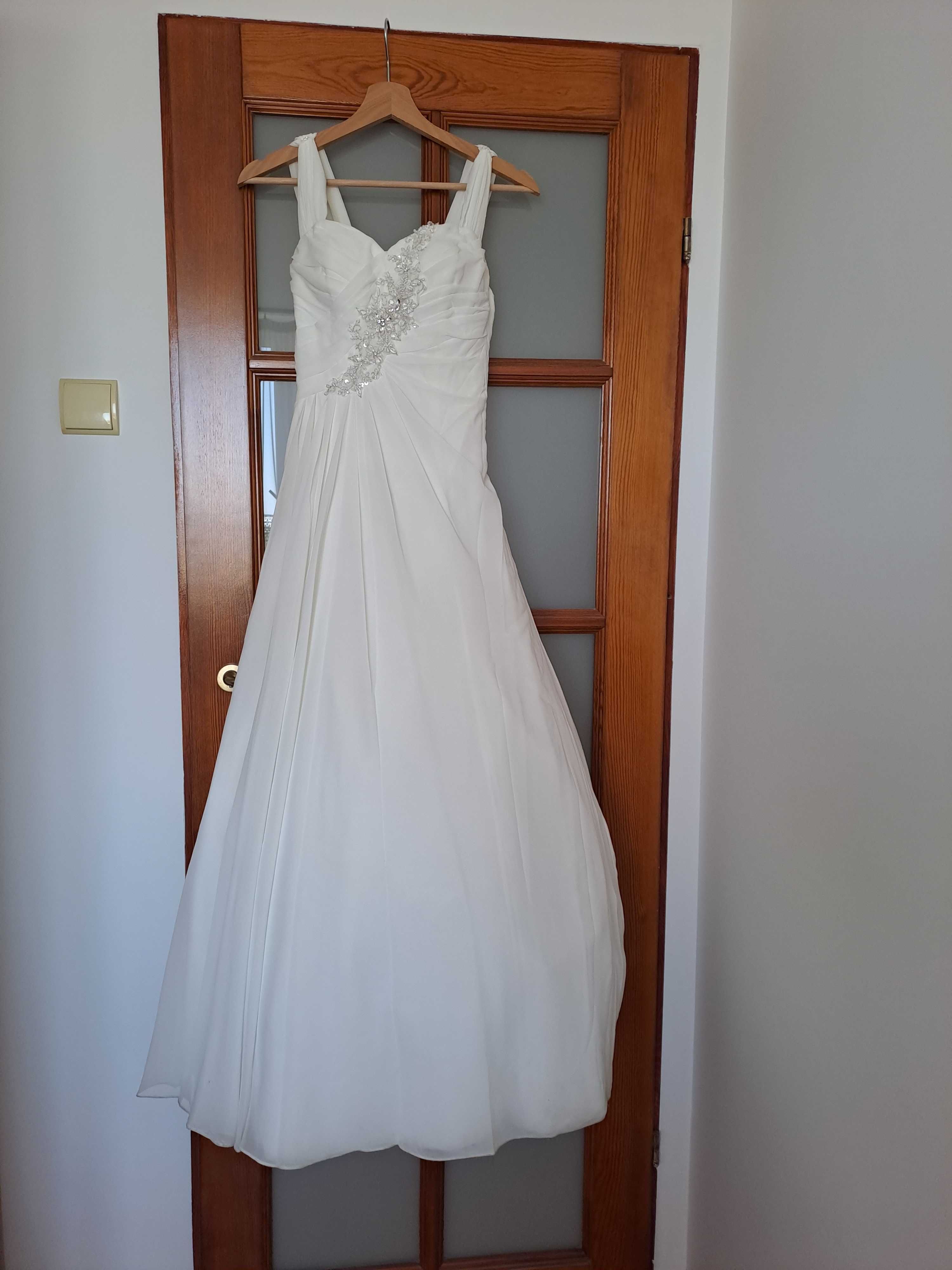 suknia ślubna z trenem i welonem