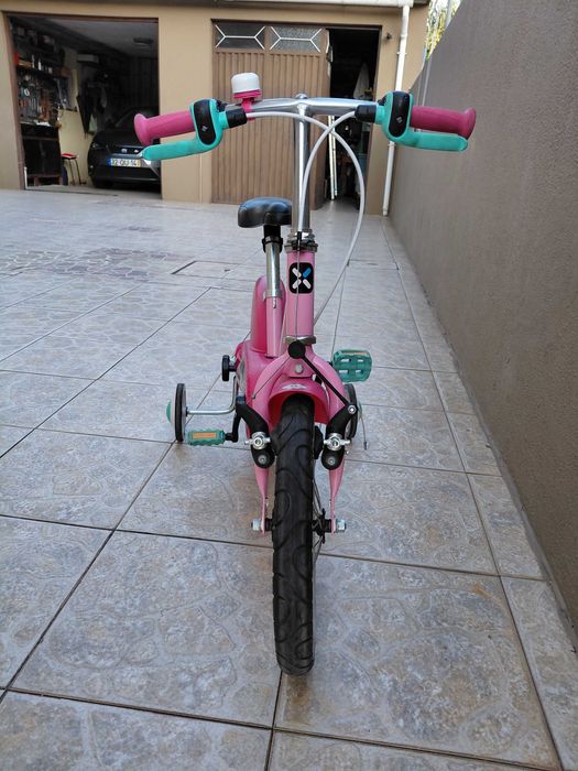 Bicicleta de menina com rodinhas