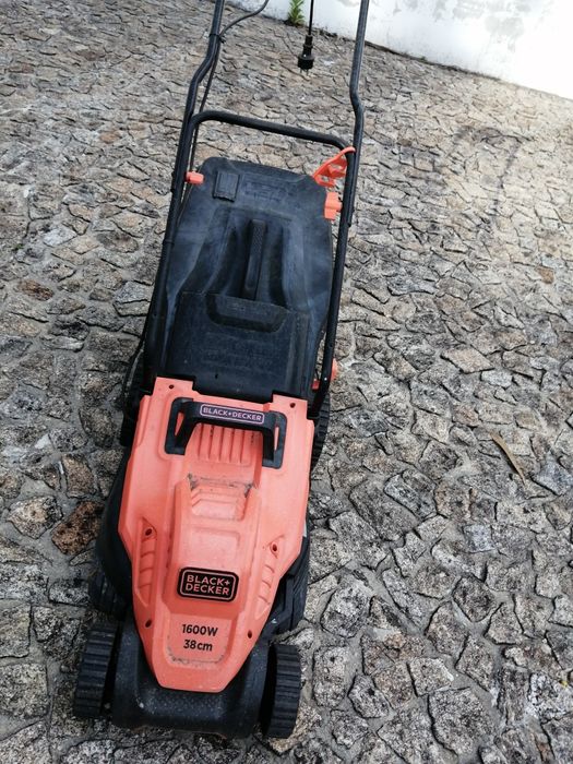 Máquina de cortar relva black decker  avariada
