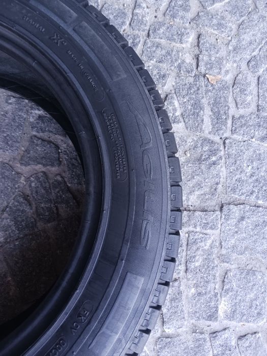 Vendo pneus semi-novos 195/65/16 C Michelin