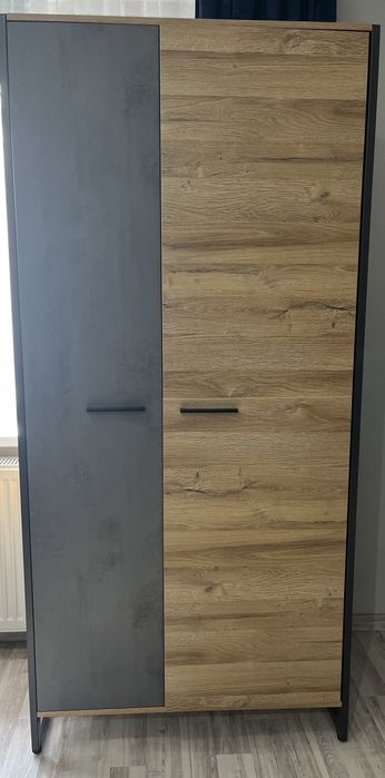 Szafa na kurtki z półką