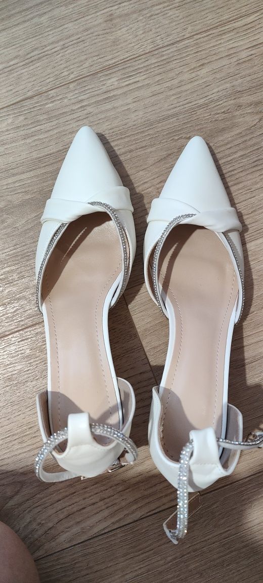 Buty białe na słupku